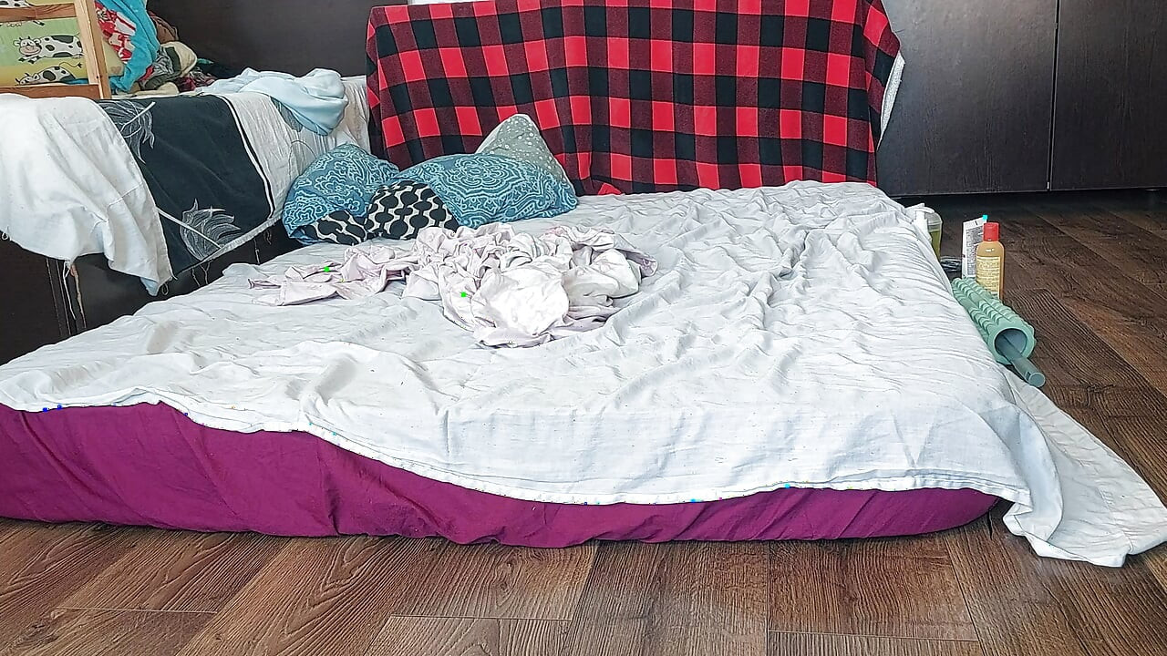 Sinnliche massage eines heißen paares mit Öl auf dem körper. Vorspiel im schlafzimmer mit einem amateur-paar.