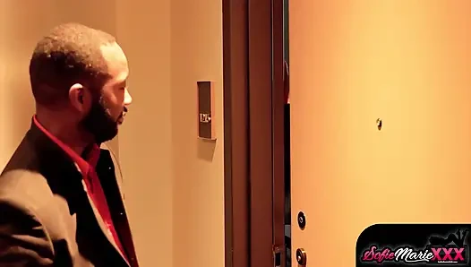 Милфа Sofie Marie делает сводной сестре Texas Patti сюрприз в тройничке