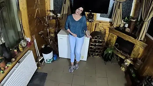 Tante seksi lagi asik nyepong kontol sambil pakai celana jins sampai aku crot di seluruh jaketku 334