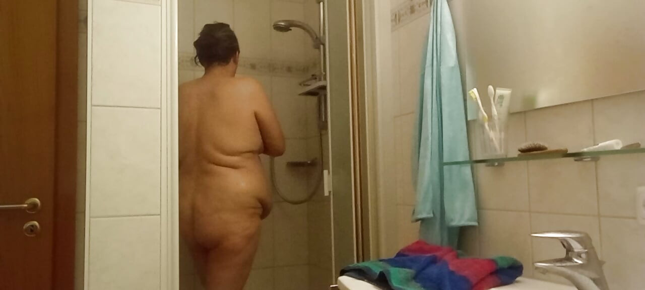 Mujer madura gorda duchándose, Eva Pur y sus curvas voluptuosas parte 2