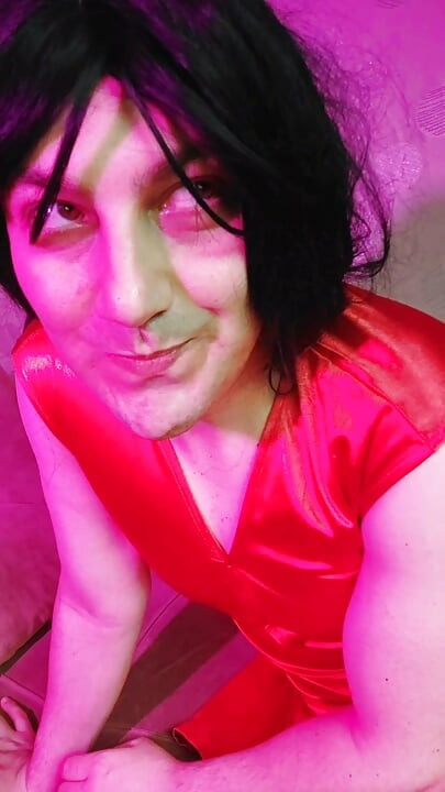 Femboy Goth Putih Merah Dengan Separuh Stoking
