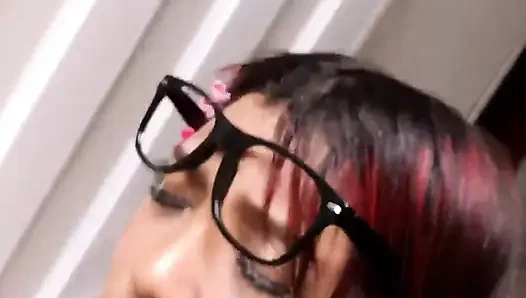 Aku keluar dari rutinitas dan bawa pelacur ke rumah saudara tiriku