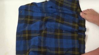 タータンチェックの青いスクールスカート