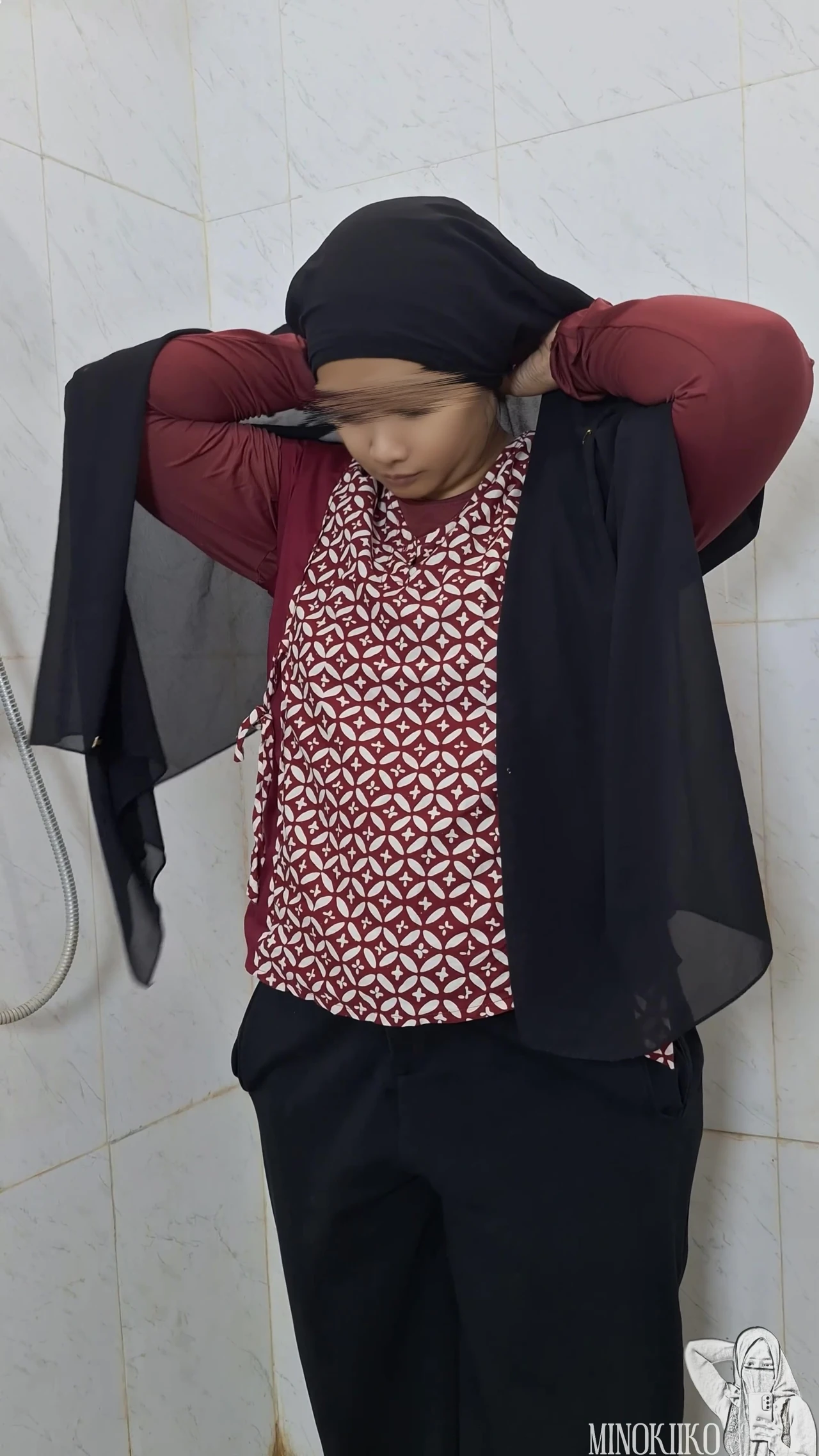 Tesettürlü utangaç Müslüman öğretmen azgın öğrencisiyle aldatdıktan sonra duş almaya zorlanıyor - minokiiko