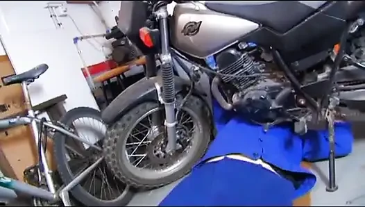 She gets her motorcycle repaired and pays with blowjob