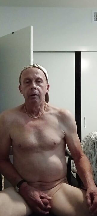 I Am A Tiny Dick guy A I Love Sucking Straight Guys