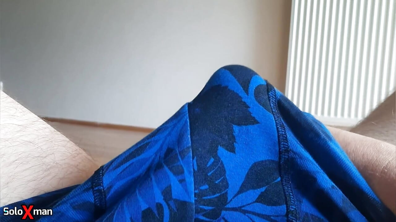 单人男性呻吟和大声自慰和特写打手枪，直到激烈的高潮射精！- Soloxman