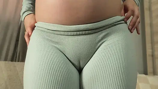 Adik tiri India lagi latihan yoga dan pamer selangkangannya dengan legging, lalu masturbasi sambil latihan yoga