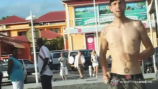 Pemotretan film bugil cewek rambut pirang di dalam mobil sama kru di pantai