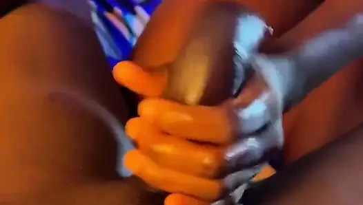 Komşumun kıvrımlı yarağını sevdiğim için erkek arkadaşımı aldattım