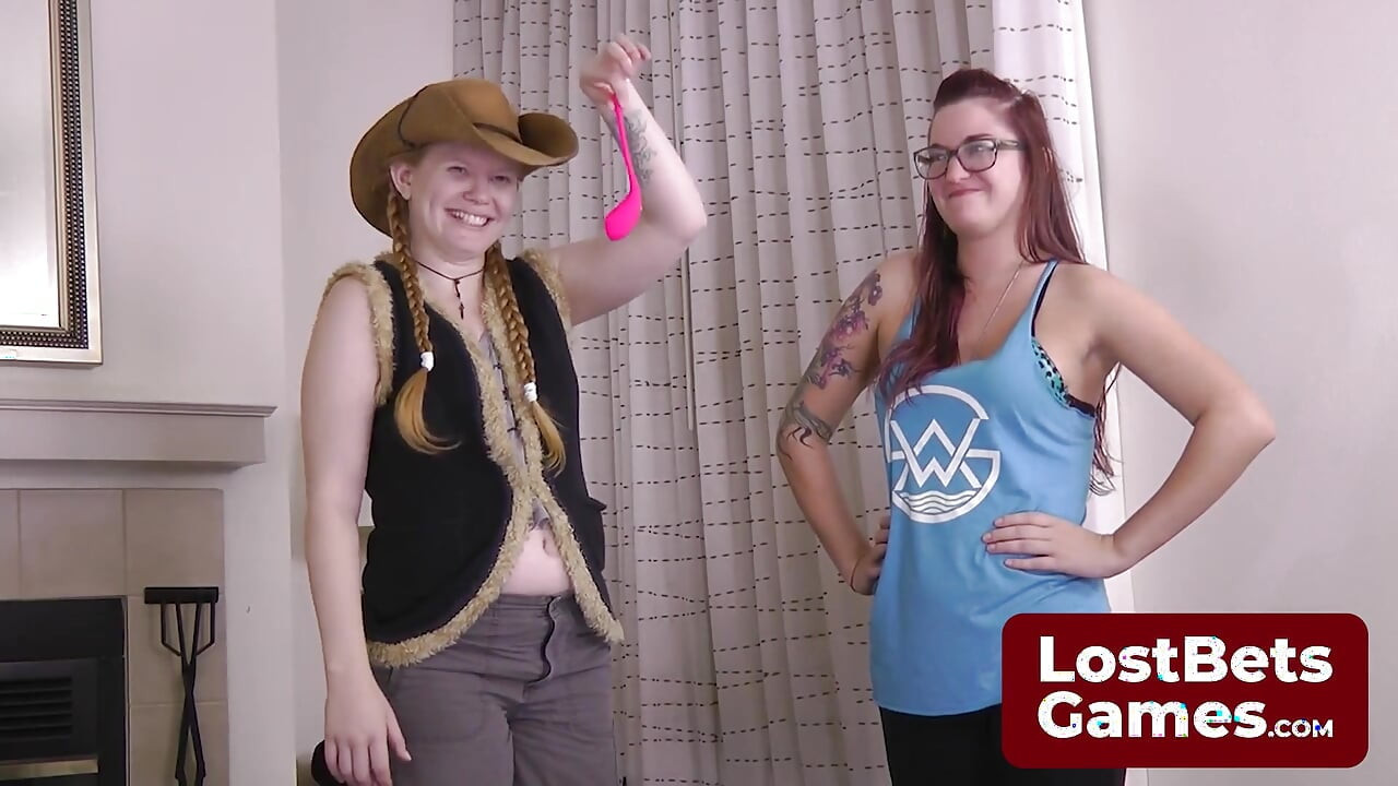 Julie und Frech haben ihr gesicht in einem strip, body shots, darts-spiel