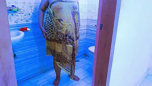 Горячая саудовская тетушка трахается в ванной