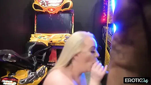 Büyük zenci yarağı sarışın sürtüğü arcade'de sikiyor