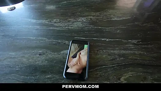 Sapık üvey anne üvey oğlunun mastürbasyonunu izlemesine izin veriyor ve sonra onu tatmin ediyor