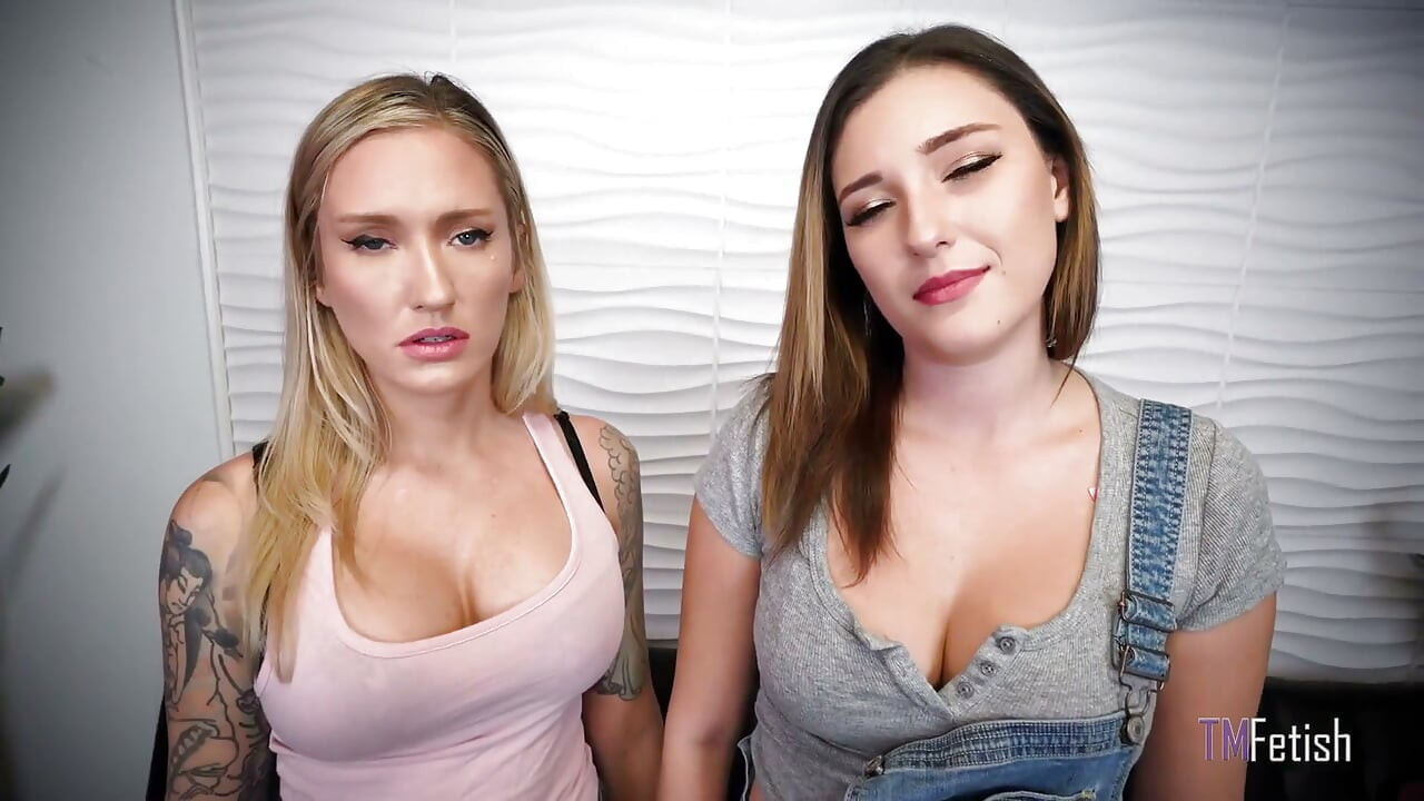 Frotando coños rosas mojados en el sofá con bellezas Katie Kingerie y Reagan Lush