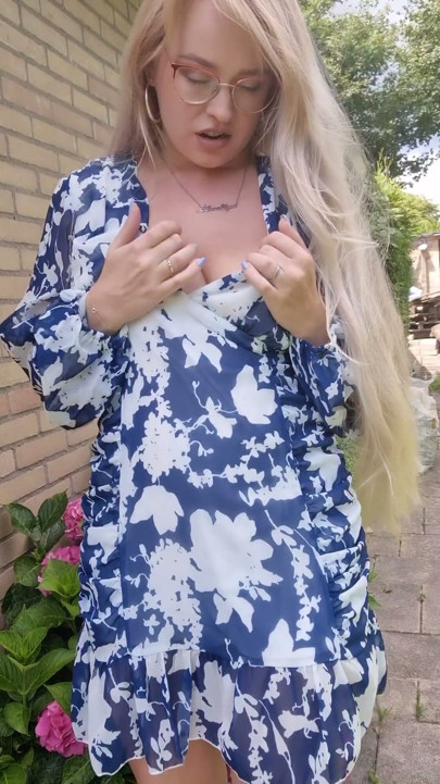 Risky Pussy Play Outdoors