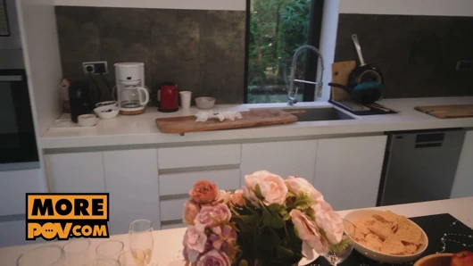 Gizli garson kılık değiştirmesi Lily ve Jadilica ile çifte oral seks yapıyor