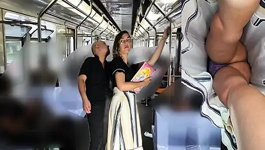 Menggosok dirinya sendiri selama perjalanan kereta bawah tanah di bawah roknya.