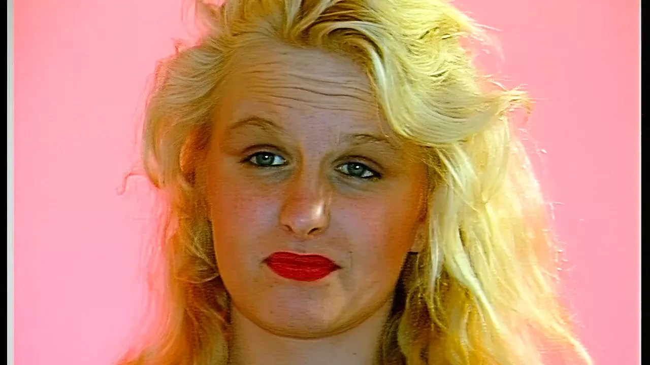 Blonde SAu vor der Kamera