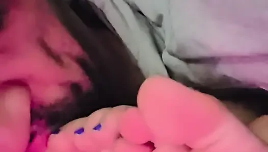 Sie lutscht ihre zehen, während sie einen film guckt
