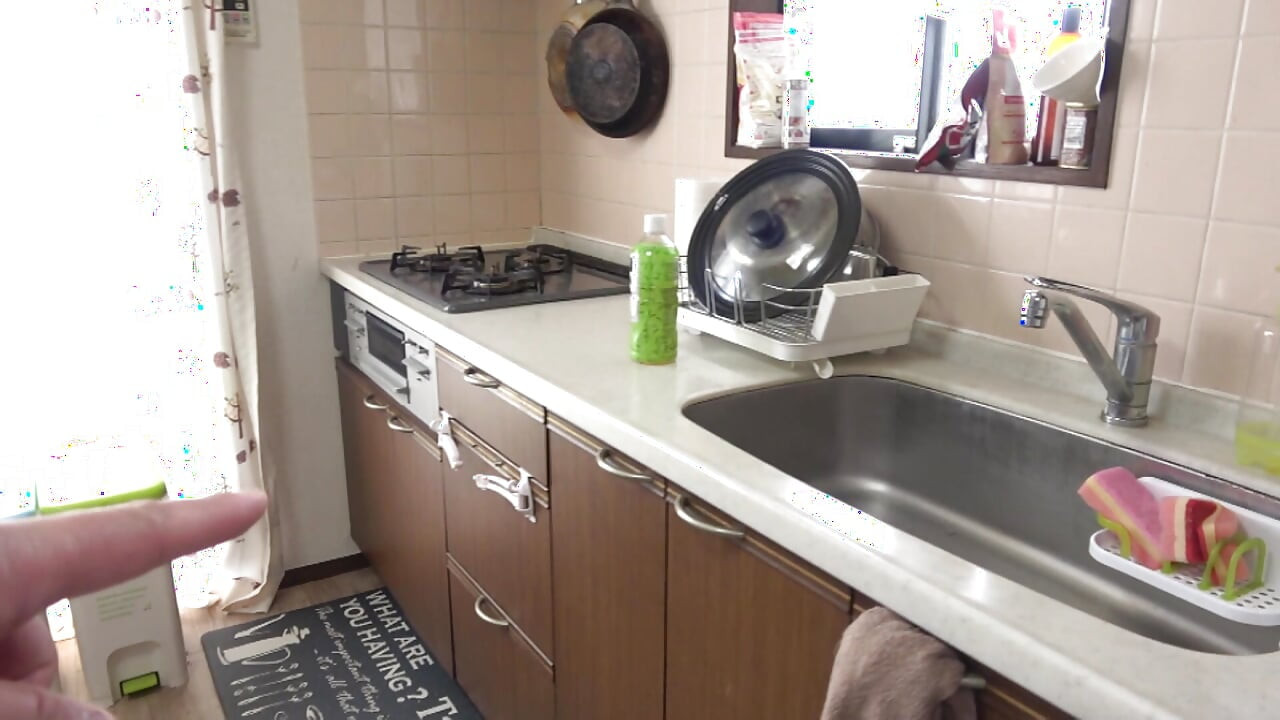 A121B03 به خانه همسر! وقتی مرد دیگری در خانه اش ظاهر می شود، چشمانش روشن می شود و او فریاد می زند: "خیلی بزرگه!" و بسیار خوشحال می شود!