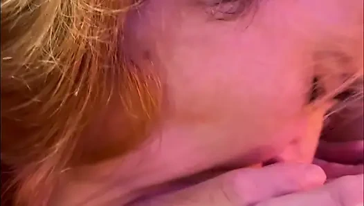 Nyepong kontol dan di-fisting sama ayah tirinya sendiri