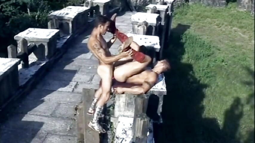 Cowok berotot ini seks anal sama pacarnya di luar ruangan sampai dicrot sperma hangat