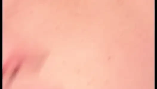 Evli kadın ve kocası edepsiz seks yapıyor. Siyah dildo, yumruk sokma, dölleme, boşalma