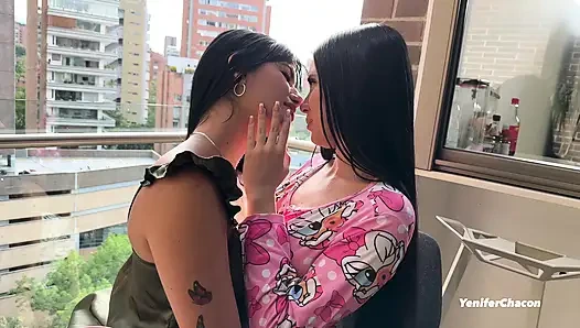 Während mein freund nicht zu hause ist, ficke ich meinen besten freund