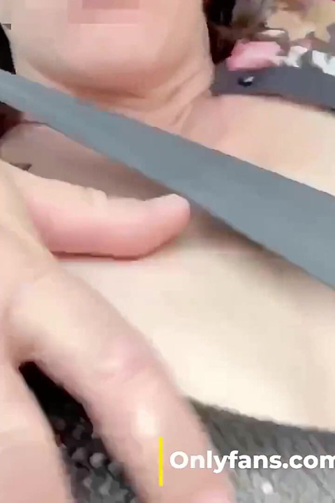 Wife Pays Taxi with a Blowjob. Taxi Driver Ejaculates in the Mouth While the Husband Watches. Wife Flash and Seduce in a Taxi