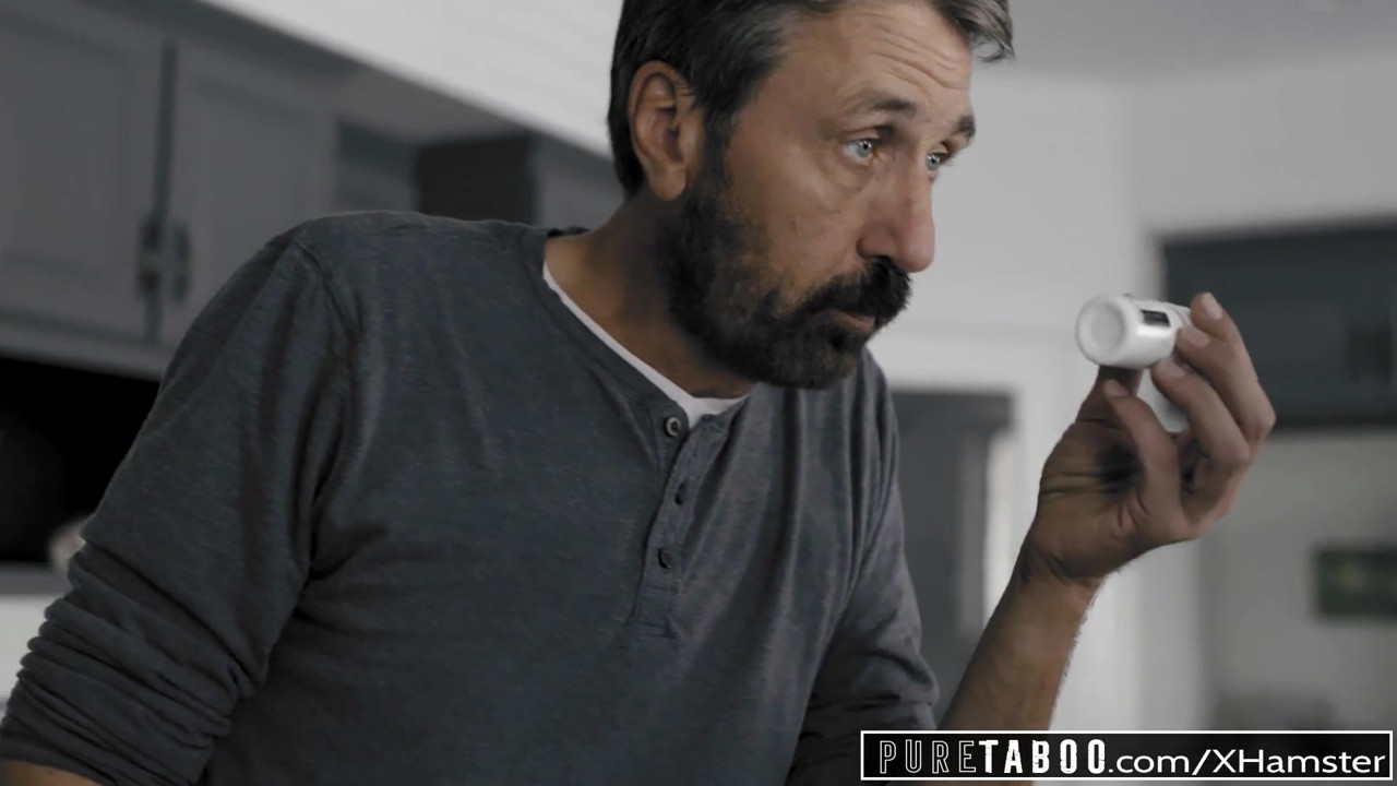 純粋なタブーティーン痴女Emily WillisがStepdadでスパンキング＆中出し