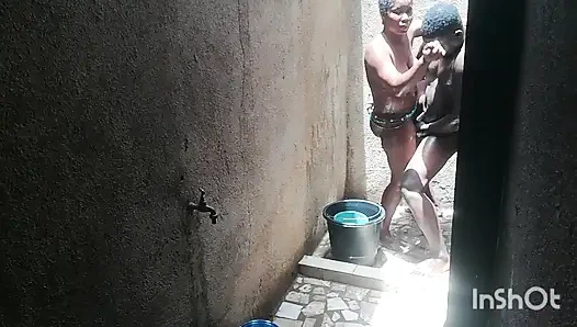 Istri sahabatku meneleponku di kamar mandi saat dia mencuci bagian pribadinya. Aku tidak bisa menolak godaan itu.