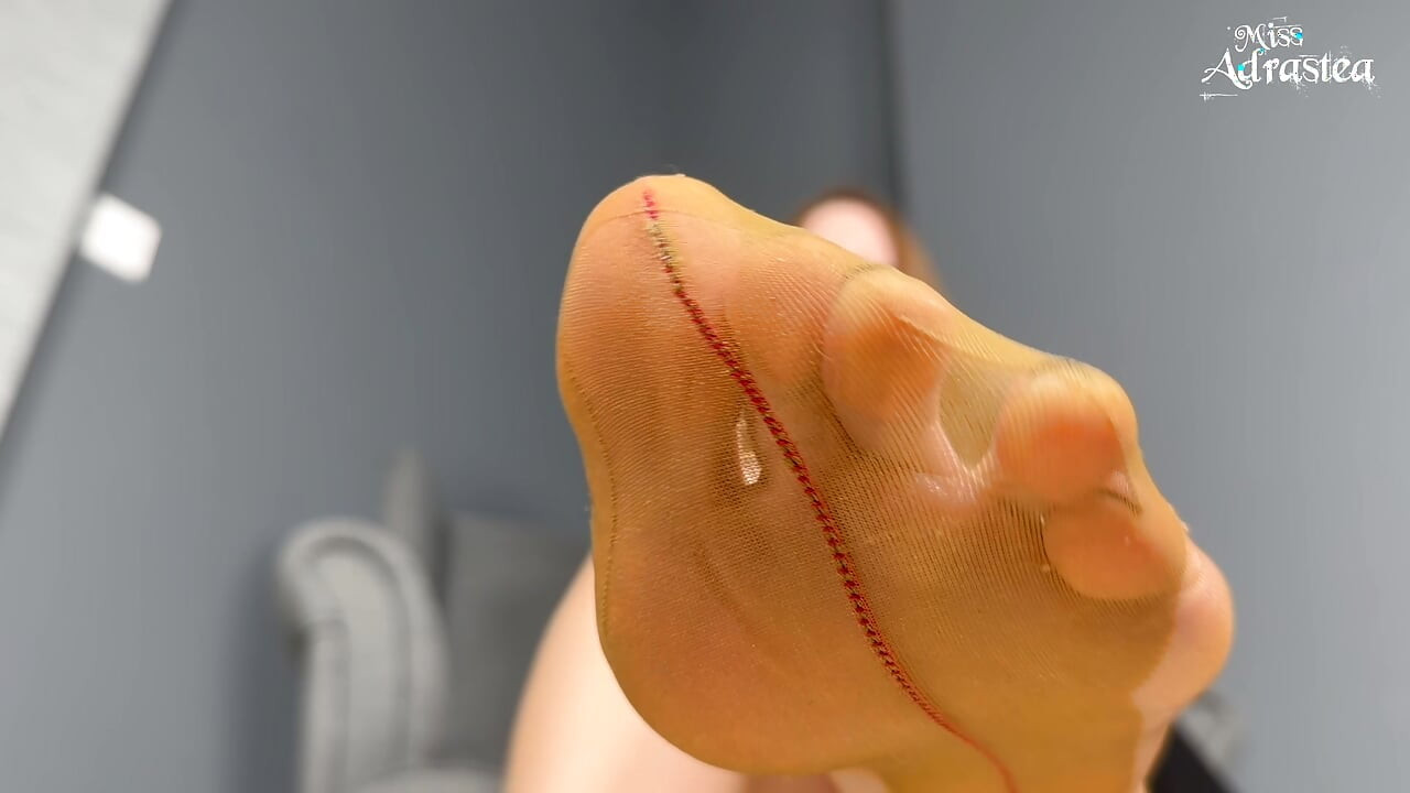 Adulmecă-mi tălpile și ejaculează ca o curvă adevărată! - Dominare în ciorapi cu antrenament de curvă și instrucțiuni de masturbare cu domnișoara Adrastea