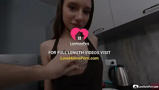 Трах на кухонной стойке с возбужденной Luna Evans
