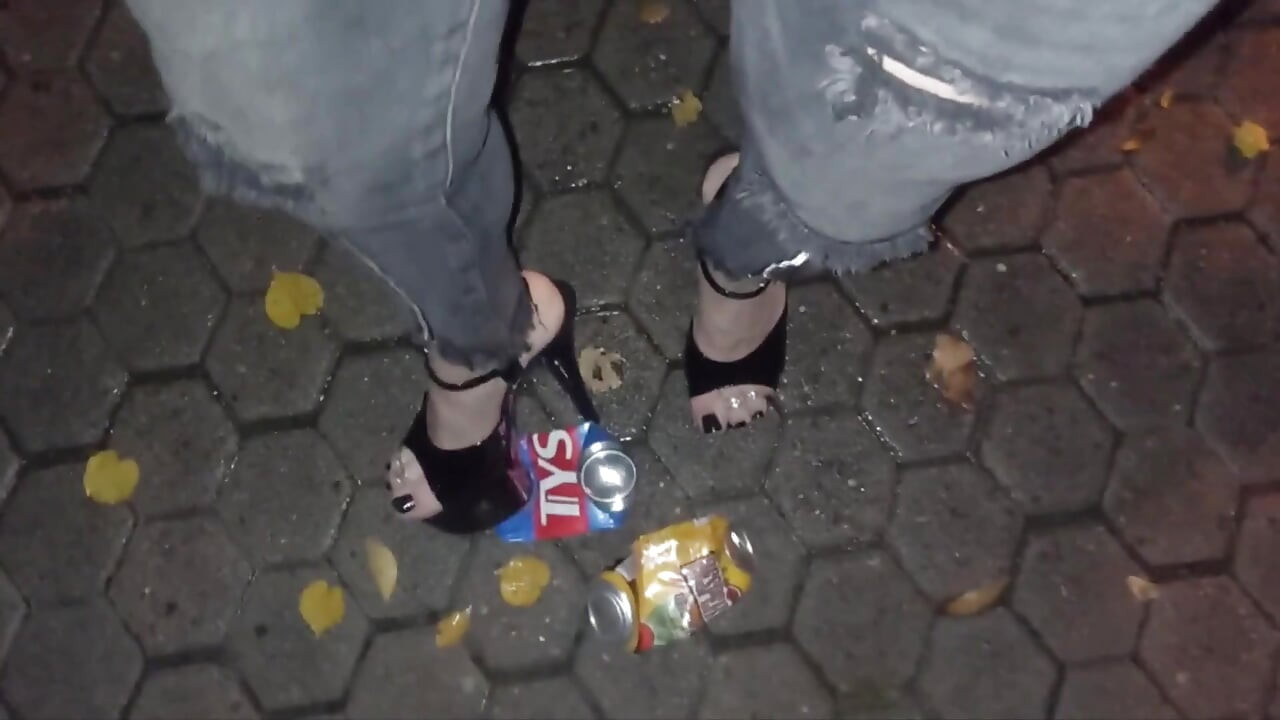 Crossdressing - Striptizeta u štiklama i uske traperice