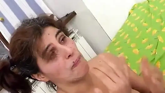 Сладкая тинка находит жесткие члены, чтобы пососать - DVD