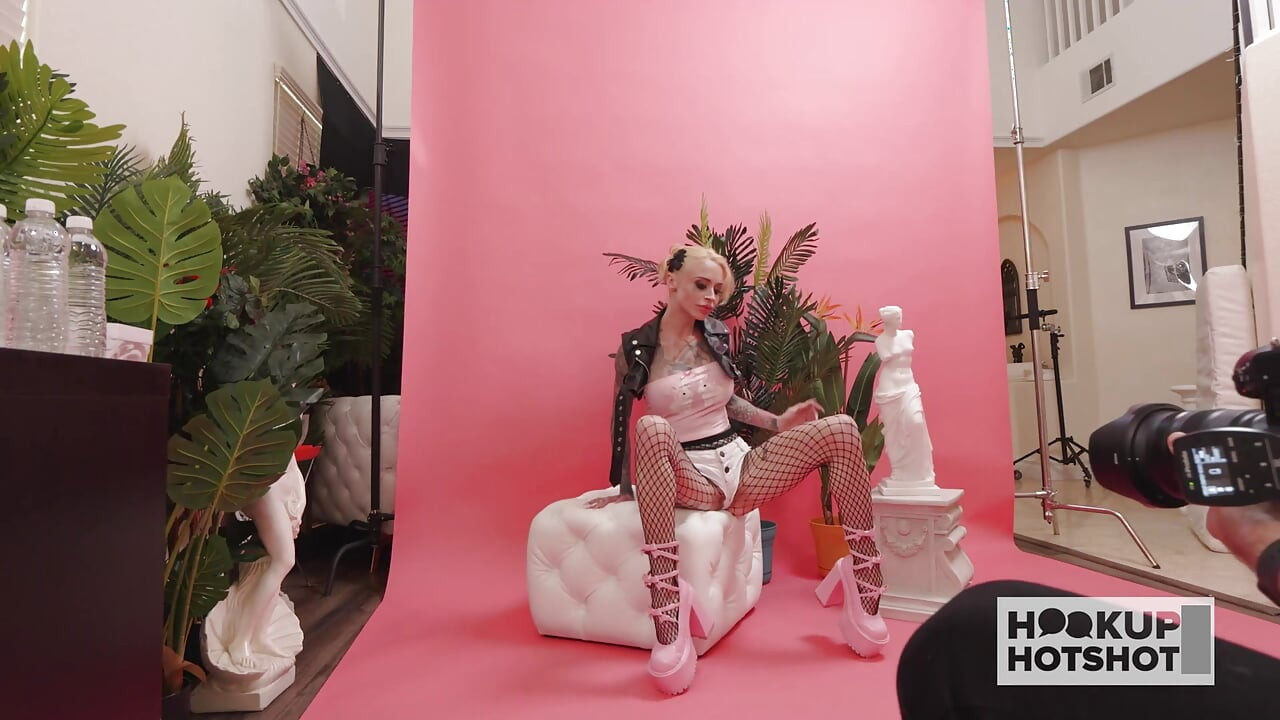 Sasha Beart driller med sexede outfits før hendes hotte shoot! BTS