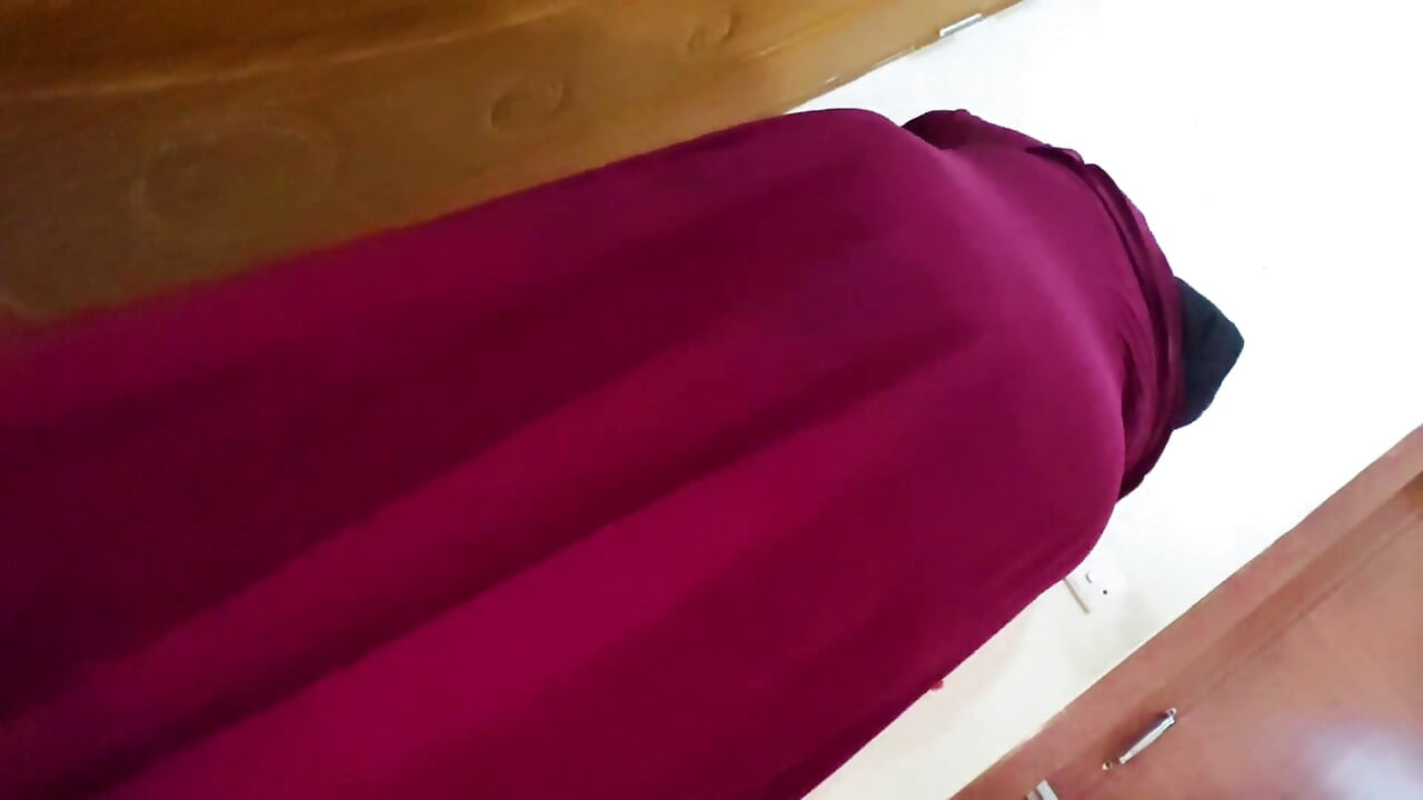 Árabe gran culo y enormes tetas caliente mucama atrapada debajo de la cama del jefe y ella quiere follar por el culo ahora del jefe