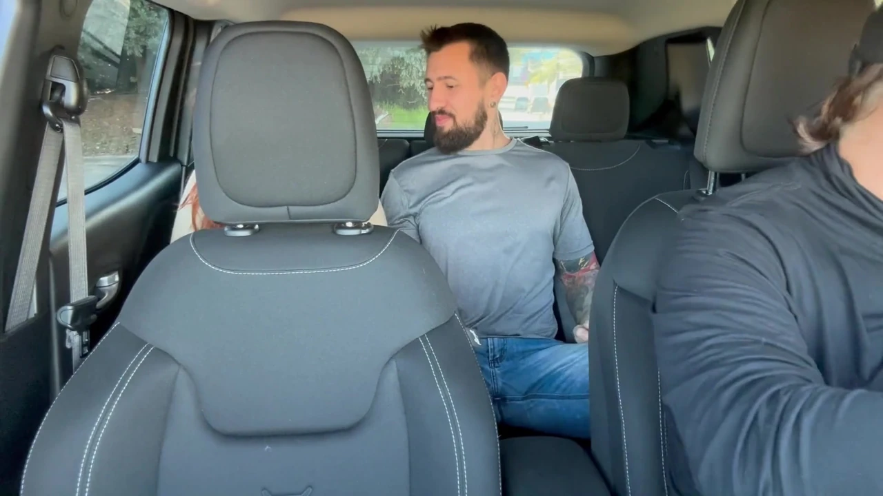 Trafikte Uber Arabasında Çift Seks - Kızıl Saçlı Sperm İçiyor Ve ağzından Damlatıyor