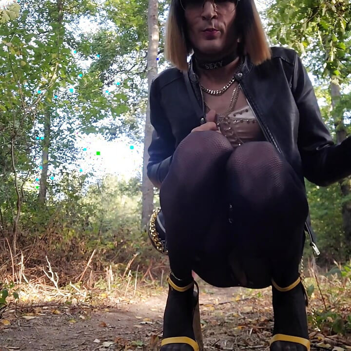 Exhibit P🚗U B L I C en Pute on a Parking Lot in the Forest, at La Faisanderie 91. Fanciful Tights, Thong [4sep25] Meet CoKiiNE! VaneSsaBiTCHx