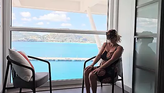 Vollbusige exhibitionisten-stiefmutter fingert feuchte muschi auf dem balkon des kreuzfahrtschiffs - schau zu, wie reife herrin am donnerstag kommt