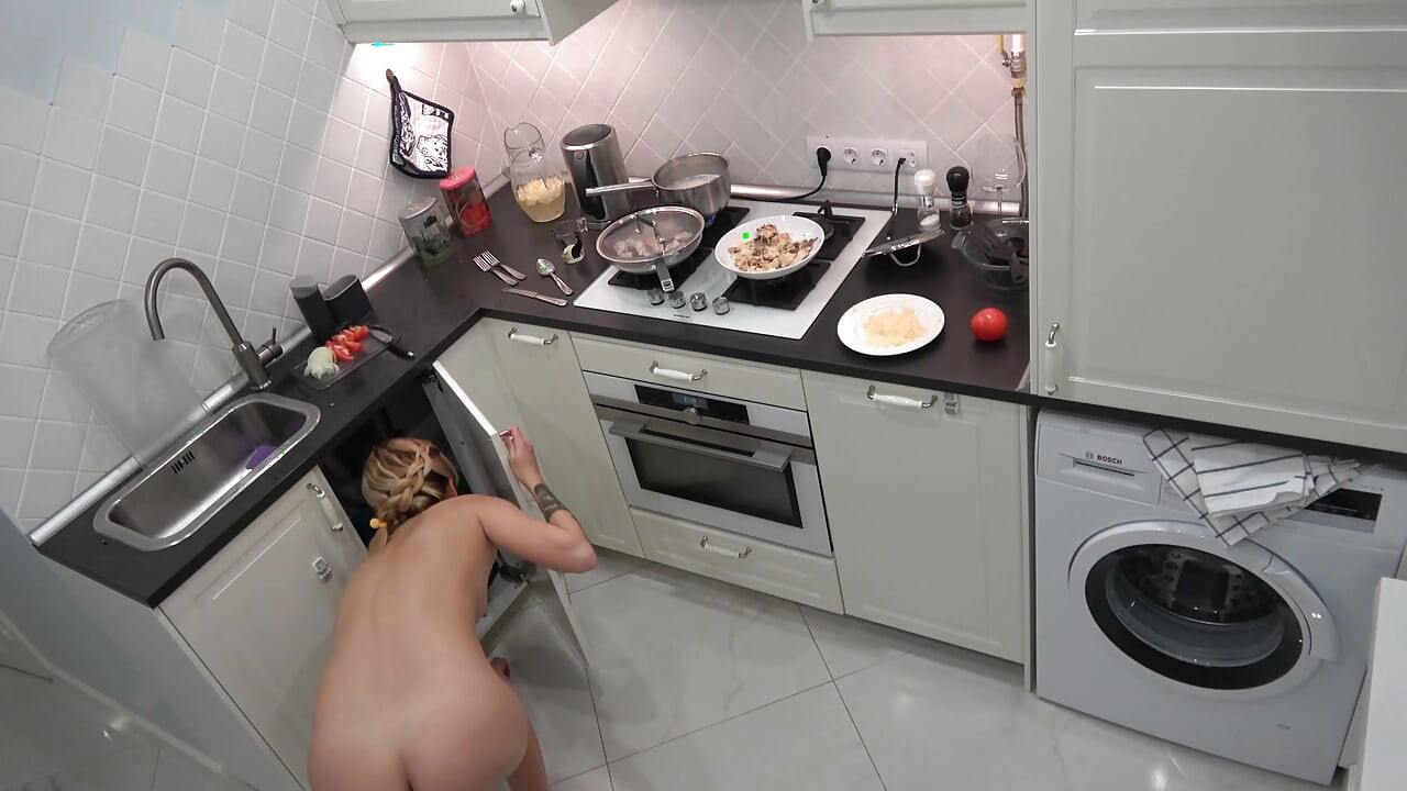 我的继妹正在厨房准备她的招牌菜