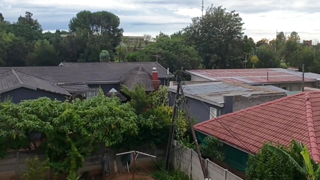 用我的無人機飛行時抓到鄰居在幹