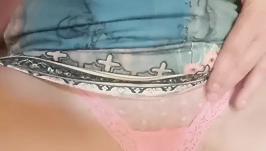 Heiße blondine reibt ihre muschi, bis sie orgasmus hat