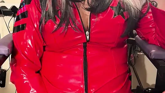 HERRIN SHIRLEY HAT EINE PAUSE ZWISCHEN SKLAVEN