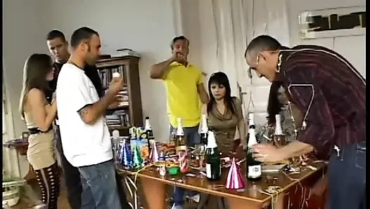 Üniversiteli kızlar grup sekste her delikten sikiliyor