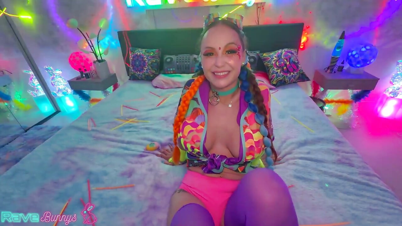Katalina Kyle twerker i lårhøje strømper, før hun falder på knæ!