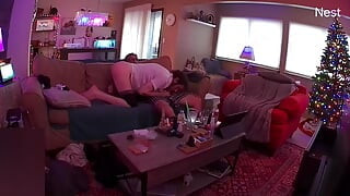 Éjaculation brutale sur tout le canapé