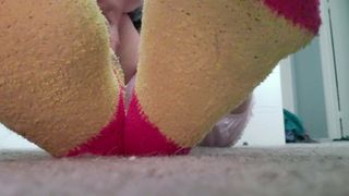 Нечеткие желтые носки в видео от первого лица