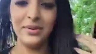 Sexy Pakistanerin geht &amp; spricht. Periscope-Streaming